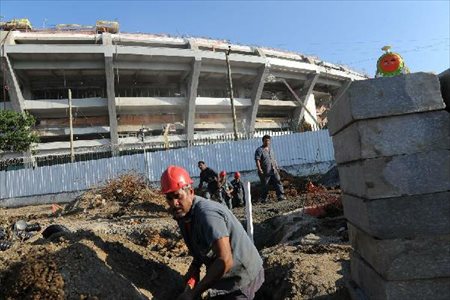Photo taken on March 7, 2013 shows the Maracana Stadium under construction in Rio de Janeiro, Brazil. FIFA 2013 Confederation Cup local organizing committee LOC Board Meeting press conference was held in Rio de Janeiro Thursday. (Xinhua/Weng Xinyang) 
