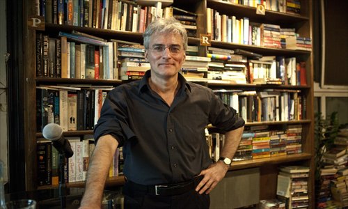 Main: Dutch author Matthijs van Boxsel. Inset: A Chinese copy of his book The Encyclopaedia of Stupidity.  Photos: Guo Yingguang/GT, courtesy of the Shanghai Literature and Art Publishing Group 