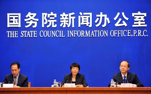 Yin Hong (C), deputy director of the State Forestry Administration, attends a press conference on the wildlife conservation in China held by the State Council Information Office in Beijing, capital of China, May 21, 2013. (Xinhua/Chen Yehua)