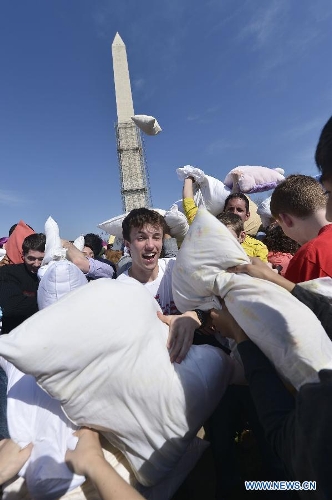 People participate in the pillow fight in Washington D.C., the United States, April 6, 2013. (Xinhua/Zhang Jun) People participate in the pillow fight in Washington D.C., the United States, April 6, 2013. (Xinhua/Zhang Jun) 
