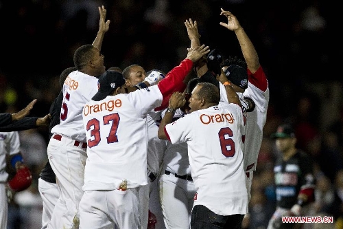  Dominica Republic's Leones del Escogido players celebrate their victory against Mexico's Yaquis de Obregon during the third round of 2013 Baseball Caribbean Series match held in the city of Hermosillo, capital of Sonora state, Mexico, on Feb. 3, 2013. (Xinhua/Rodrigo Oropeza) 
