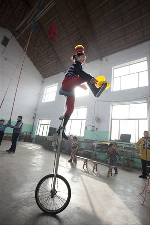 A girl practises on a unicycle. Photo: CFP