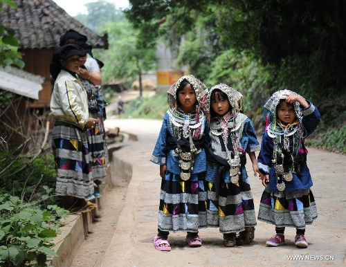  Little girls of the Yi ethnic group attend their traditional 