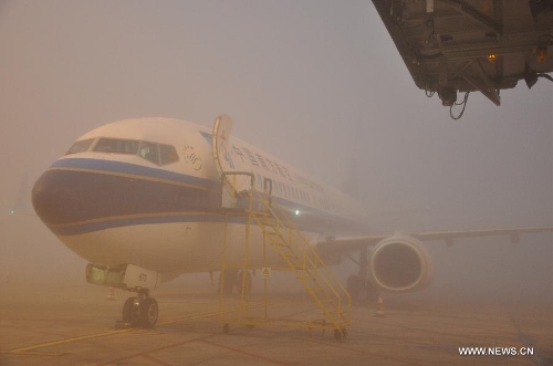 An airliner is grounded at Chengdu Shuangliu International Airport due to heavy fog in Chengdu, capital of southwest China's Sichuan Province, Jan. 6, 2013. Heavy fog here forced the airport to shut down on Jan. 6, grounding more than 100 flights and stranding nearly 10,000 passengers. By 11:30 a.m., the fog had begun to disperse and three Air China flights were allowed to take off from the airport. (Xinhua/Lu Junming)&nbsp; 