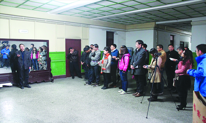 Chen Hongguo (left), a law professor from the Northwest University of Politics and Law in Shaanxi Province, chairs a book club in a university hallway on November 24. Photo: Courtesy of Blogger Tiger Temple