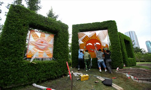 Workers put up an ornament for the upcoming National Day holiday on a sculpted hedge at the intersection of Jiujiang Road and Xizang Road Monday. Photo: Cai Xianmin/GT