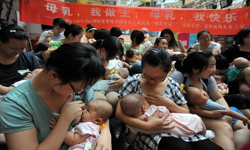 Some 30 mothers breastfeed their babies in a flash mob event at a department store in Wuhan, capital of Hubei Province on Saturday. They used World Breastfeeding Week to demand better public facilities Photo: CFP
