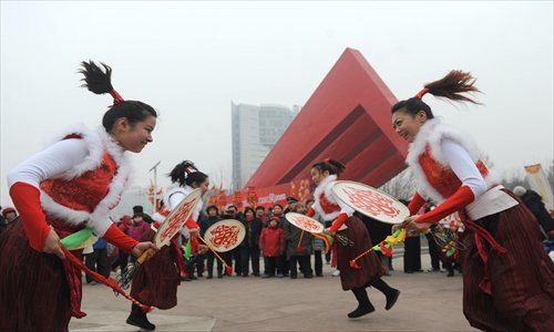 Folk culture lovers perform a drum dance in Kangzhuang Park, Daxing district on Thursday to celebrate the upcoming Lantern Festival that falls on Sunday. Photo: CFP
