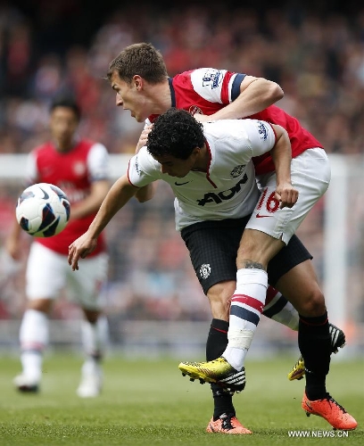 Rafael(L) of Manchester United vie with Aaron Ramsey of Arsenal during the Barclays Premier League match between Arsenal and Manchester United at the Emirates Stadium in London, Britain on April 28, 2013. The match ended with a 1-1 draw. (Xinhua/Wang Lili) 