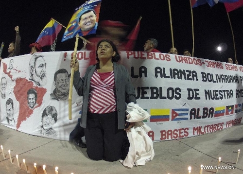 A resident reacts after the news of Venezuelan President Hugo Chavez's death was released, in San Salvador, capital of El Salvador, on March 5, 2013. Venezuelan President Hugo Chavez died on March 5. (Xinhua/Oscar Rivera)