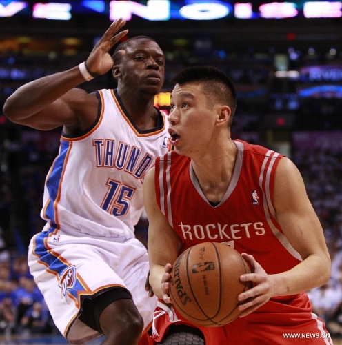 Houston Rockets Jeremy Lin (R) competes during Game 2 against Reggie Jackson of Oklahoma City Thunder at the first-round NBA basketball playoff series in Oklahoma City, April 24, 2013. (Xinhua/Song Qiong) 