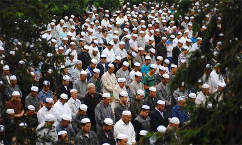 Muslims pray at the Dongguan Mosque in Xining, capital of northwest China's Qinghai Province, July 20, 2012, on the first day of the Muslim holy month of Ramadan. Photo: Xinhua