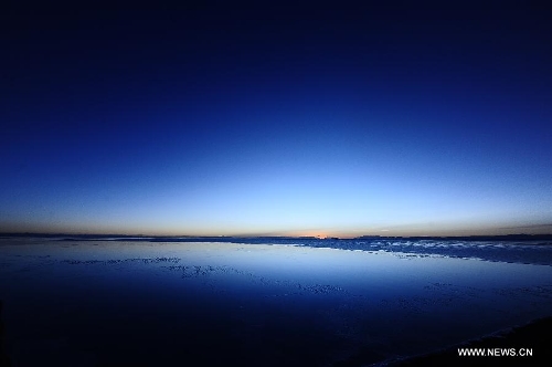 &nbsp;Photo taken on Dec. 12, 2012 shows a view of the Qinghai Lake at sunrise in northwest China's Qinghai Province. The acreage of the Qinghai Lake has kept expansion for four years in a row, making its current area reach 4,377.75 square kilometers, the largest since 2005, according to the Qinghai Institute of Meteorological Science. The Qinghai Lake is China's largest inland saltwater lake. (Xinhua/Zhang Hongxiang)&nbsp; 