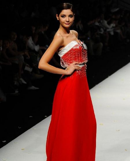 A model presents a creation at the Aolisha wedding dress show during the Shanghai fashion week in Shanghai, East China, October 21, 2012. Photo: Xinhua
