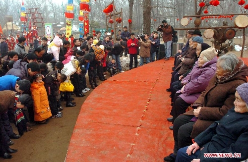 &nbsp;Younger generation bow to their elders to extend their Spring Festival greetings at a temple fair in Zhengzhou, capital of central China's Henan Province, Jan. 28, 2006. It is a custom for younger generation to pay New Year call to elders during the Spring Festival. The elderly, in return, would give the young Yasui money meaning 