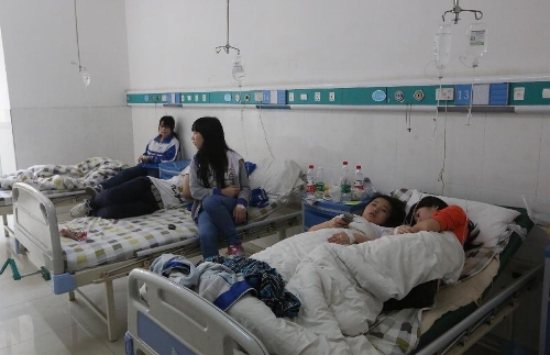 Affected students receive medical treatment as they are hospitalized in Lianyuan, central China's Hunan Province, May 6, 2013. Seventy-three students from Xingzhi Middle School were hospitalized on Monday afternoon over possible food poisoning in Lianyuan, according to local authorities. Initial investigation showed that spoiled rice noodles provided by the school cafeteria were to blame for the incident. (Xinhua) 