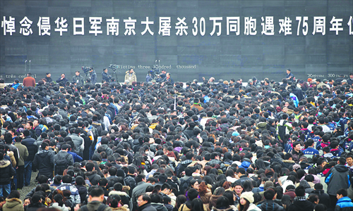 Thousands attend a memorial ceremony outside the memorial hall on December 13. Photo: Cai Xianmin/GT