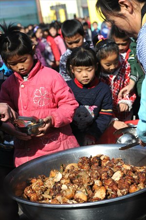 Elementary students line up for the central government funded lunch in Zhumadian, Henan Province. Photo: CFP