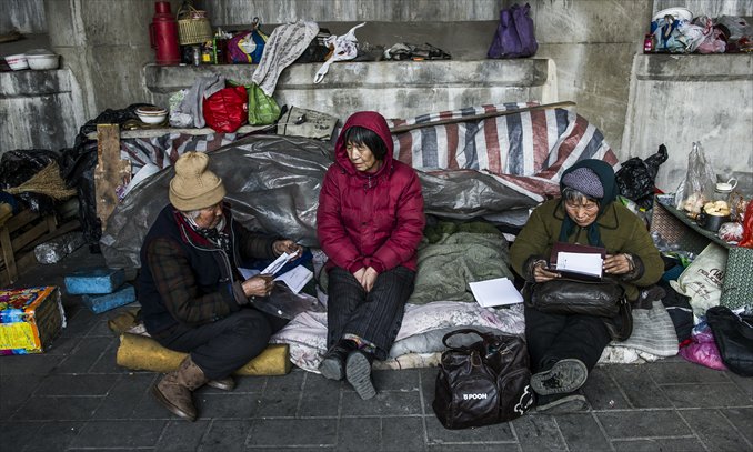 Petitioners find temporary shelter under a bridge at Yongdingmen in Beijing on February 27. Photo: Li Hao/GT