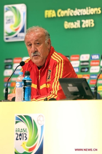 Spain's coach Vicente del Bosque participates in a press conference after a training session at Maracana Stadium, in Rio de Janeiro, Brazil, on June 19, 2013. Spain will play against Tahiti on Thursday on its second match during the FIFA Confederations Brazil 2013. (Xinhua/Huang Hexun)