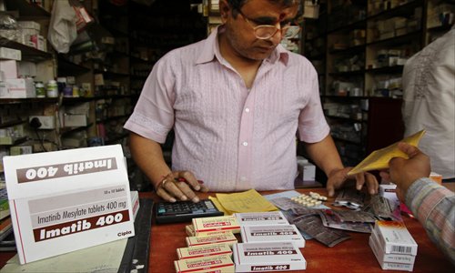 An Indian shopkeeper sells cancer drugs by Indian generic drug manufacturer Cipla in Allahabad, India, on April 1, 2013, when India's Supreme Court rejected drug maker Novartis AG's attempt to patent a new version of a cancer drug Glivec. Photo: IC