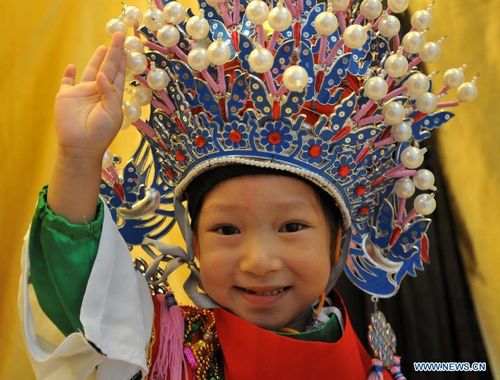 Shi Zhixuan, a three-year-old face change performer, practises at home in Guilin, a tourist resort in Southwest China's Guangxi Zhuang Autonomous Region, August 20, 2012. Face change is a famous skill mostly used in Sichuan Opera to demonstrate sudden changes of the role's emotions. Shi Zhixuan started to learn the skills of changing face half a year ago, and now she has a good command of face changes in four categories. Photo: Xinhua