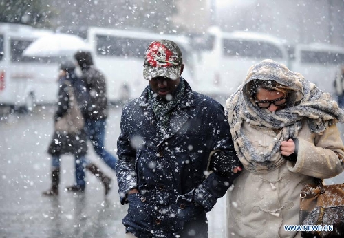 Snow falls as a couple walk in Sultan Ahmet Square in the Turkish city of Istanbul on January 7, 2013. Heavy snow hit Istanbul on Monday, paralysing daily life, disrupting air traffic and land transport. Many provinces across Turkey are also being affected by heavy snow which led to the closure of schools in nine province and blocked traffic in many villages. (Xinhua/Ma Yan) Related:Heavy snow hits Turkey's IstanbulISTANBUL, Jan. 7 (Xinhua) -- Heavy snow hit the Turkish city of Istanbul on Monday, following days of warnings from meteorologists of bad weather.The snow had impacts on almost all parts of the city, covering the ground and rooftops in white. Full story