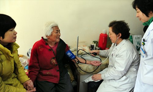 A doctor visits a patient at home. Photo: CFP