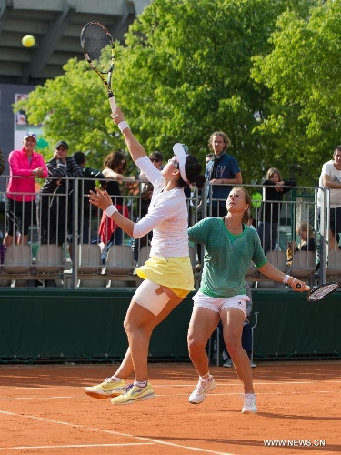 China's Zheng Saisai (L) and Varvara Lepchenko of the United States compete during the women's doubles second round match against Romania's Irina-Camelia Begu and Slovakia's Magdalena Rybarikova at the 2013 French Open tennis tournament in Paris, France, on June 1, 2013. Zheng Saisai and Varvara Lepchenko won 2-1. (Xinhua/Bai Xue)