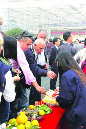 Foreign visitors sample rural produce at the first World Agritourism Development Forum. Photo: Courtesy of WADF