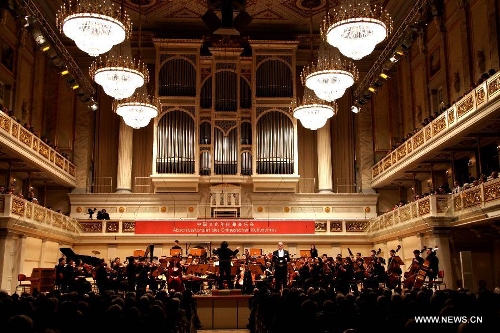 Stefen Vinke, German famous tenor, and Iris Vermillion, German notable mezzo-soprano soloist, perform singing during the conclusion performance of the 2012 China Cultural Year in Germany, at the Concert Hall in Berlin, Germany, Jan. 13, 2013. (Xinhua/Pan Xu) 