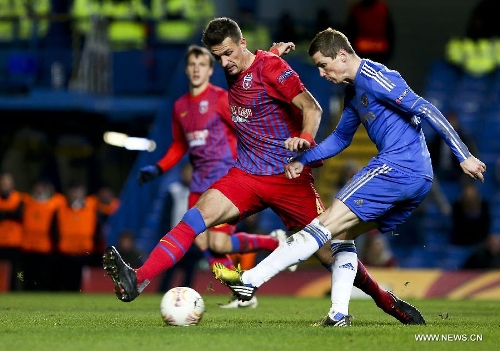 Chelsea's Fernando Torres (R) scores during their Europa League soccer match against Steaua Bucharest in London March 15, 2013. Chelsea won 3-1 and entered the next round by 3-2 on aggregate. (Xinhua/Tang Shi) 