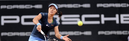 Li Na of China returns the ball during the semi-final match of Porsche Tennis Grand Prix against Bethanie Mattek-Sands of the United States in Stuttgart, Germany, on April 27, 2013. Li Na won 2-0. (Xinhua/Ma Ning) 