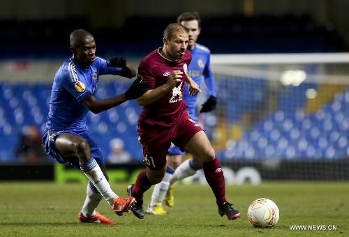Rubin Kazan's Gokdeniz Karadeniz (Front) runs with the ball during the UEFA Europa League quarter-final first leg football match against Chelsea in London, capital of Britain, on April 4, 2013. Chelsea won the match 3-1. (Xinhua/Tang Shi) 