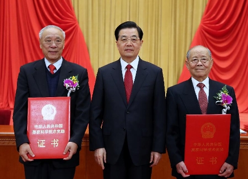 Chinese President Hu Jintao (C) awards certificates to explosions expert Zheng Zhemin (R) and radar engineer Wang Xiaomo in the awarding ceremony of the State Scientific and Technological Award in Beijing, capital of China, Jan. 18, 2013. Zheng and Wang won China's top science award on Friday. (Xinhua/Ju Peng) 