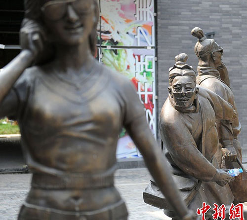 A set of stylish terracotta warrior statues was unveiled in Xi'an, northwest China's Shaanxi Province, on July 6, 2012. Photo: chinanews.com

