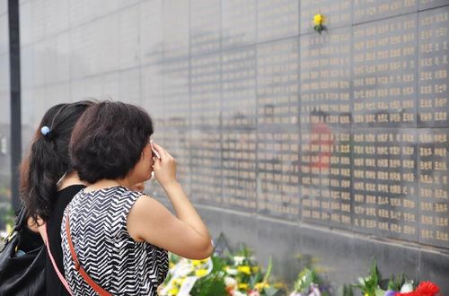 Citizens cry in front of the memorial wall bearing names of victims of the 1976 earthquake in Tangshan, North China's Hebei Province, July 28, 2012. Saturday marked the 36th anniversary of the Tangshan earthquake. Tangshan lost 240,000 lives to a devastating 7.8-magnitude earthquake on July 28, 1976, which was believed to be one of the deadliest natural disasters of the 20th century. Photo: Xinhua