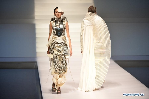  A model presents a creation of designers attending the 21st China International Young Fashion Designers Contest in Beijing, capital of China, March 25, 2013. The contest theming Boundary has attracted 29 designers from 16 countries. (Xinhua/Li Xin)  