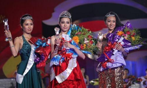 Photo taken on August 30, 2012 shows winners of the 52th Miss International China Zone final, Wang Yuyao (M), Zhang Chengcheng (L) and He Jia. The contest was held in Chifeng, Inner Mongolia and 40 contestants competed in different forms and costumes. The winner, Wang Yuyao will join the Miss International final in Japan in October. Photo: Xinhua

