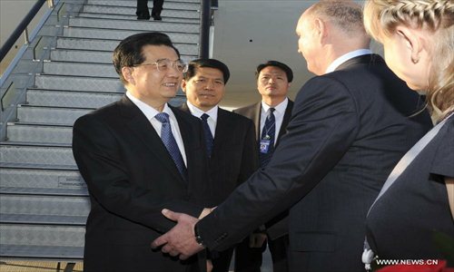 Chinese President Hu Jintao (L) is welcomed upon his arrival in Russia's Far Eastern city of Vladivostok, Sept. 6, 2012, for the annual economic leaders' meeting of the 21-member Asia-Pacific Economic Cooperation (APEC) forum slated for Saturday and Sunday. Photo: Xinhua