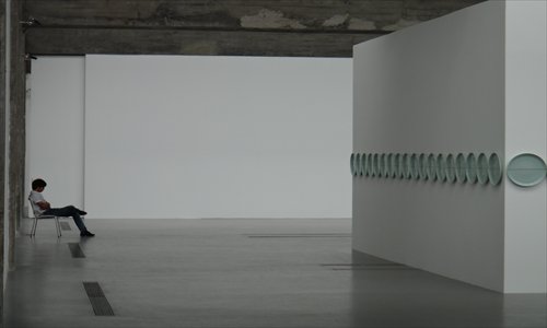 Liu Jianhua's installation artworks Elegancy and Danger, Your Visual Experience (inset) and Behind the Lines (main). Photos: Yin Yeping/GT
