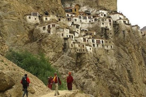 Phugtal Monastery, IndiaLocated in south-eastern Zanskar, Ladakh in northern India, the Phugtal Monastery, also known as Phuktal Monastery, is home to about 70 monks, a library and prayer rooms. Built into the cliffside in the early 12th century, the monastery offers visitors a stunning panorama. (Source: China.org.cn)