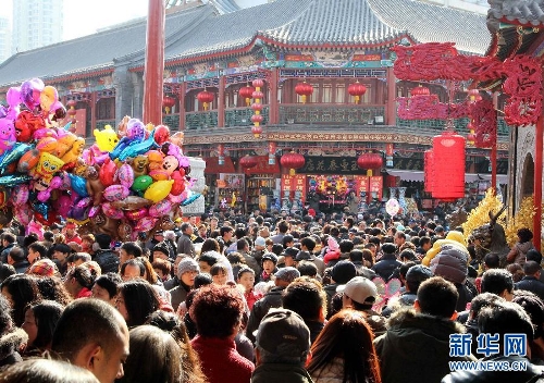 &nbsp;Photo taken on Feb. 15 shows&nbsp;tourists walking on the Traditional Culture Pedestrian Street&nbsp;in Tianjin. According to the statistics issued on Feb. 15, by the national holiday tourism office for coordination meeting of inter-ministry and department, the totoal number of people touring 39 major resort and tourist cities of China reached 76,000,000 during this year's seven-day Spring Festival holiday, up 15 percent year on year. And the number of tourists visiting 33 popular scenic spots across China increased by 20 percent year on year. (Source: xinhuanet.com/photo)