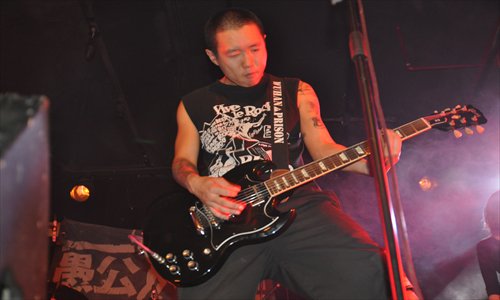 Liu Ruoxu, lead guitarist of SMZB, performs at the band's 15th anniversary concert on October 13. Photo: Jack Aldane/GT