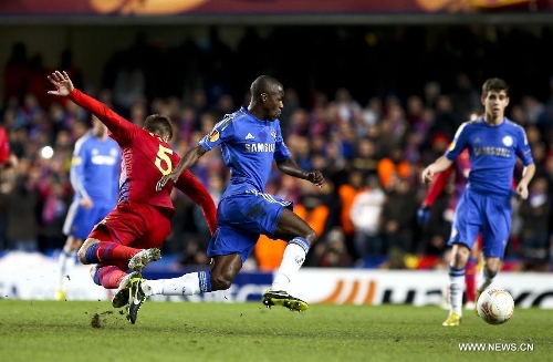 Chelsea's Ramires (C) drives the ball during their Europa League soccer match against Steaua Bucharest in London March 15, 2013. Chelsea won 3-1 and entered the next round by 3-2 on aggregate. (Xinhua/Tang Shi) 