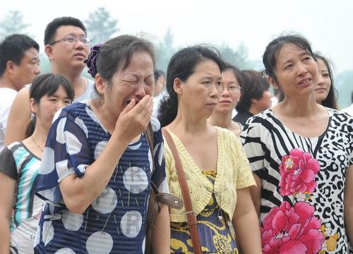 Citizens cry in front of the memorial wall bearing names of victims of the 1976 earthquake in Tangshan, North China's Hebei Province, July 28, 2012. Saturday marked the 36th anniversary of the Tangshan earthquake. Tangshan lost 240,000 lives to a devastating 7.8-magnitude earthquake on July 28, 1976, which was believed to be one of the deadliest natural disasters of the 20th century. Photo: Xinhua