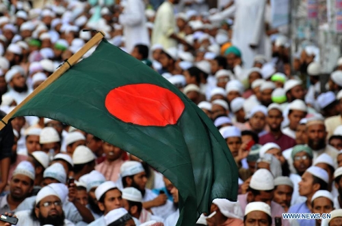 Bangladeshi Muslim activists attend a grand rally at Motijheel area in Dhaka, Bangladesh, April 6, 2013. Tens of thousands of Islamists under the banner of Hefazat-e-Islam from across Bangladesh poured into the key commercial hub of the capital city to join a grand rally, demanding action against the 