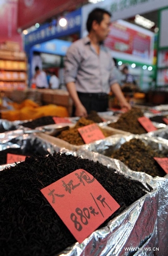 Photo taken on May 16, 2013 shows tea on display during the 11th China (Luohe) Food Fair in Luohe City, central China's Henan Province. The five-day food fair, with an exhibition area of 50,000 square meters and attracting more than 1,500 enterprises from 17 countries and regions, opened here on Thursday. (Xinhua/Li Bo)