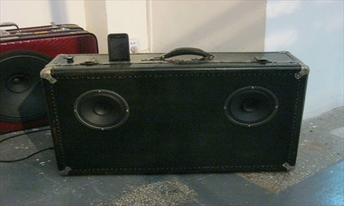 (Below) A suitcase-cum boombox which can play music from an iPhone Photo: Li Yuting/GT
