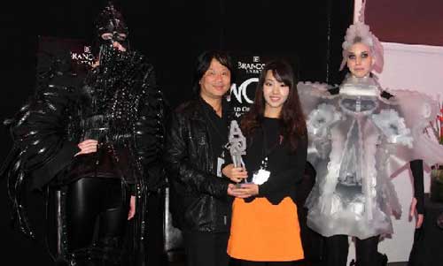 Chinese design student Yuru Ma (2nd R) poses for a photo with her teacher and models during the 2012 World of WearableArt (WOW) Awards in Wellington, New Zealand, Sept. 28, 2012. Two Chinese design students took the top two awards at the WOW Awards in Wellington with two separate creations on Friday night. Photo: Xinhua
